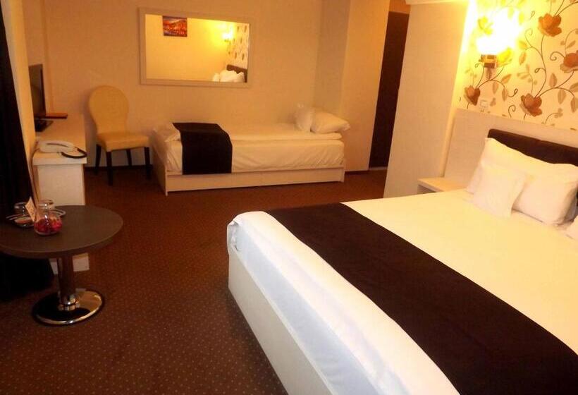 اتاق استاندارد سه نفره, West Plaza