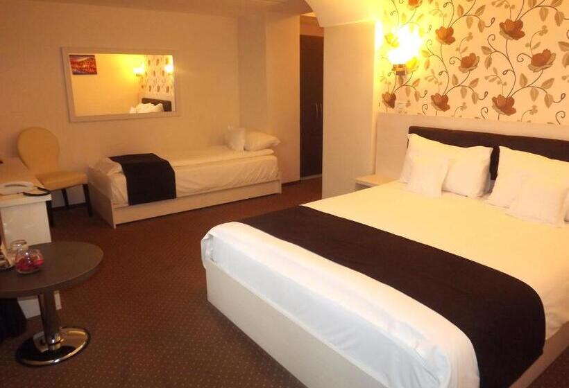 اتاق استاندارد سه نفره, West Plaza