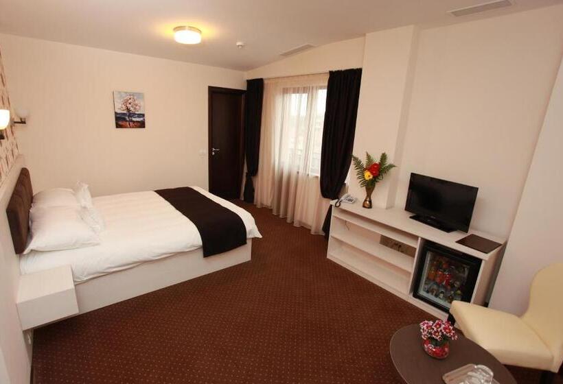 اتاق استاندارد, West Plaza