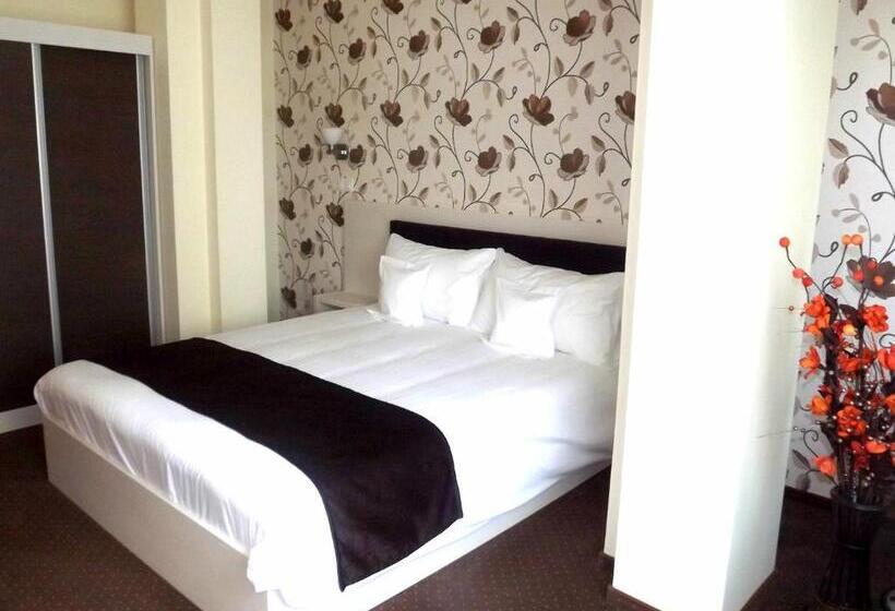 اتاق سوپریور, West Plaza