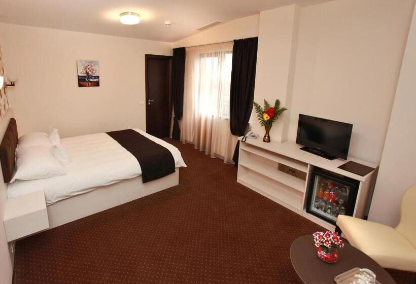 اتاق استاندارد, West Plaza