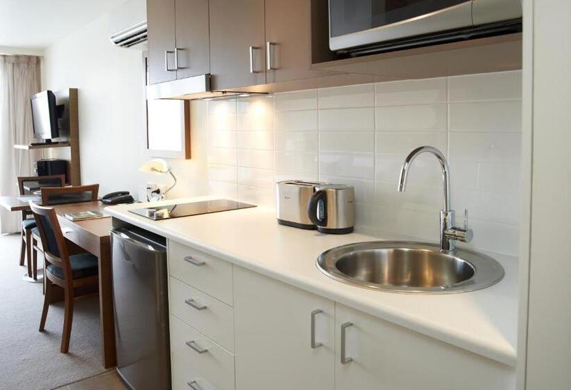 استودیوی استاندارد, Quest Cheltenham