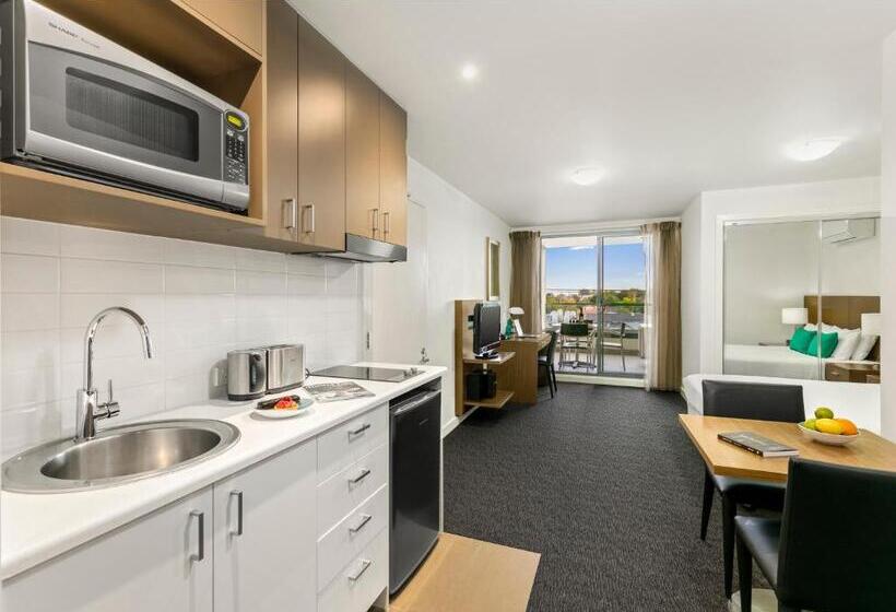 استودیوی استاندارد, Quest Cheltenham