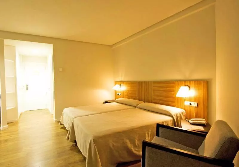 身障者適用キングサイズベッドルーム, Days Inn & Suites By Wyndham Pine Bluff