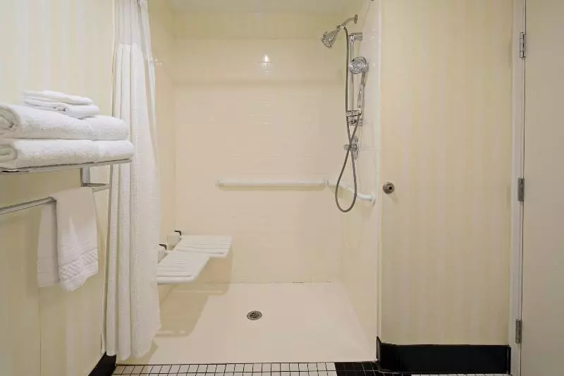 キングサイズベッドのスタンダードルーム, Fairfield Inn & Suites Seattle Bremerton