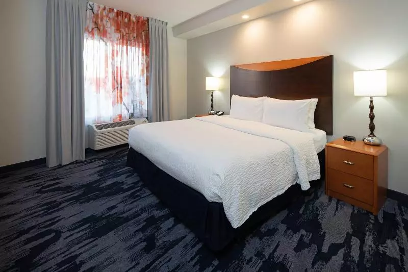 キングサイズベッドのスタンダードルーム, Fairfield Inn & Suites Seattle Bremerton