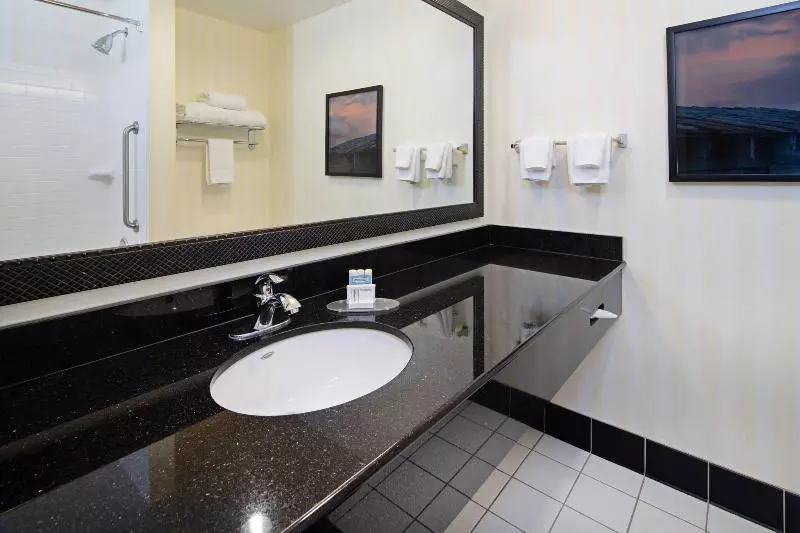 キングサイズベッドのスタンダードルーム, Fairfield Inn & Suites Seattle Bremerton