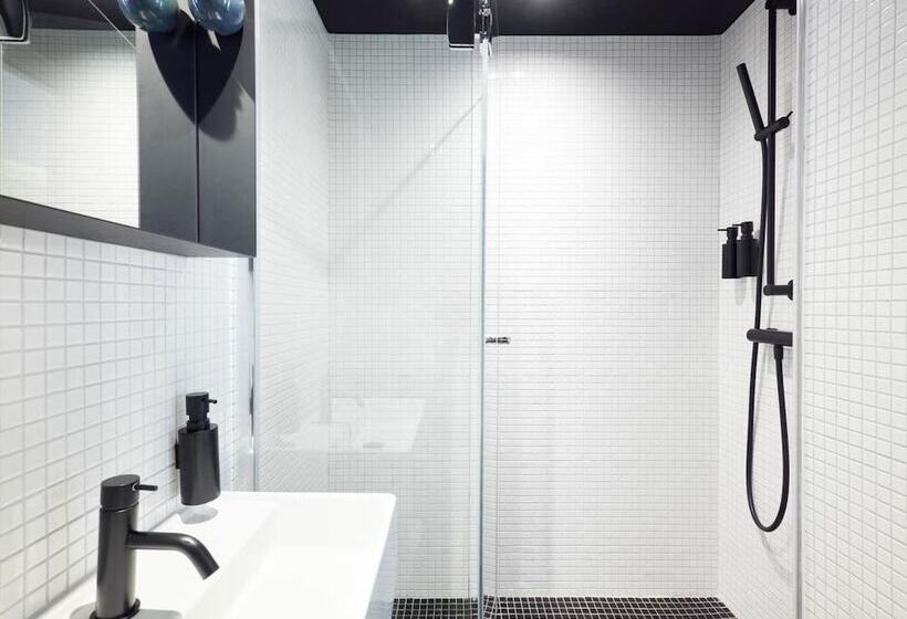 スタンダードルーム, French Theory