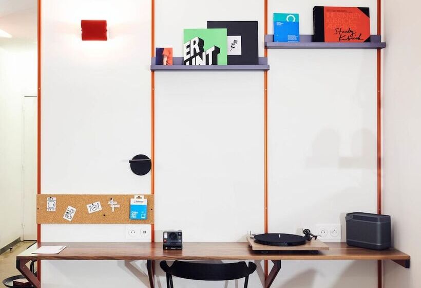 スタンダードルーム, French Theory