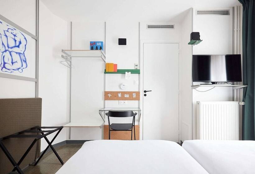 スタンダードルーム, French Theory