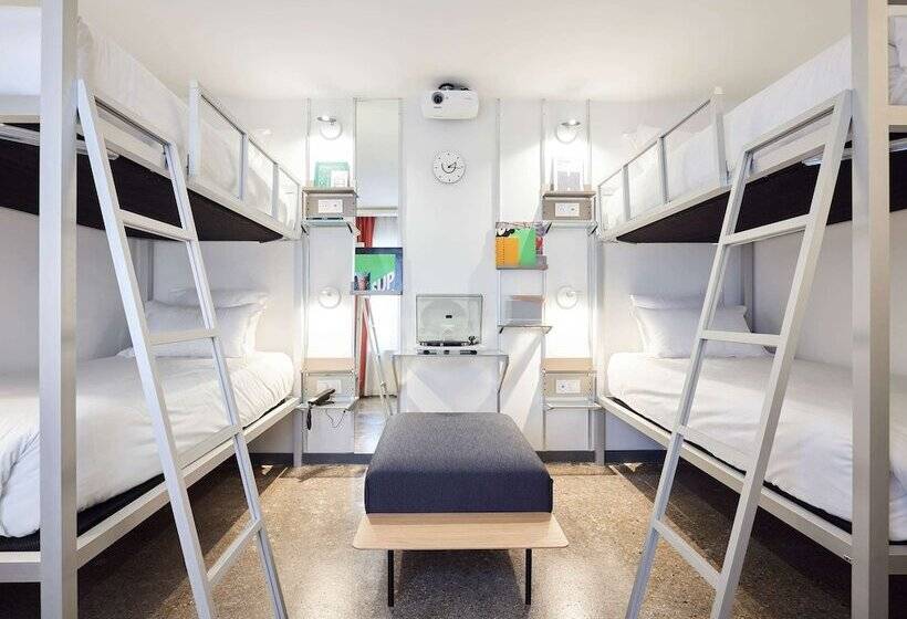 スタンダード４人部屋, French Theory