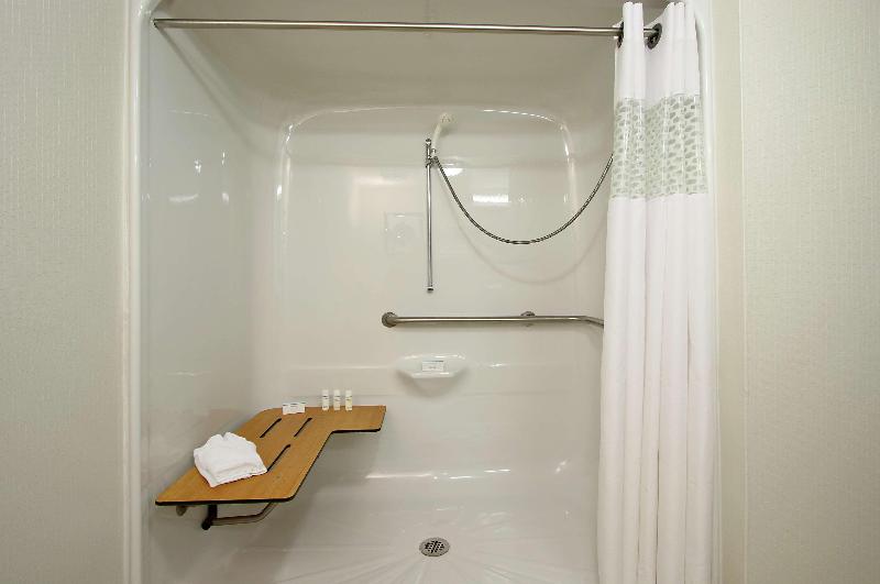 장애인을 위한 스위트, Holiday Inn Express Harrisburg West, An Ihg