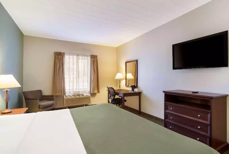 身障者適用キングサイズベッドルーム, Quality Inn & Suites Monterey I 40