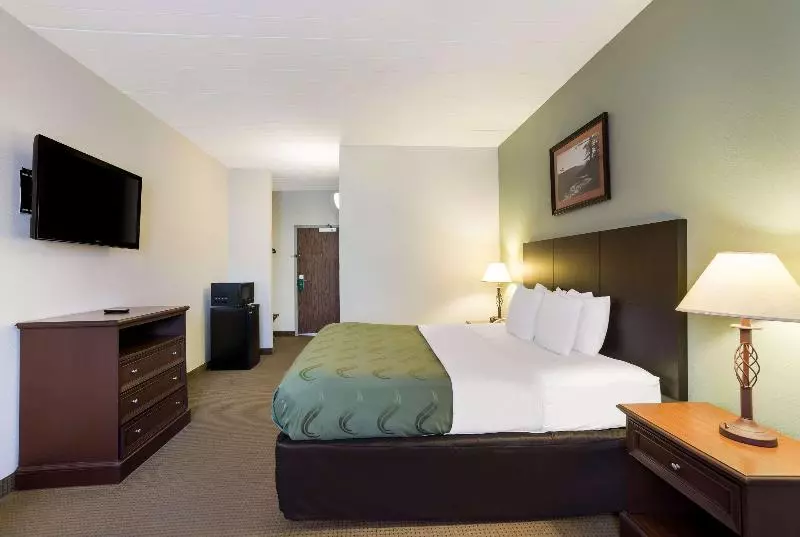 身障者適用キングサイズベッドルーム, Quality Inn & Suites Monterey I 40