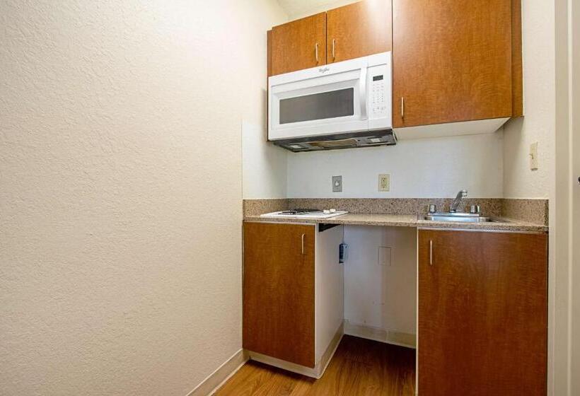 استودیوی استاندارد, Welcome Suiteso Fallon