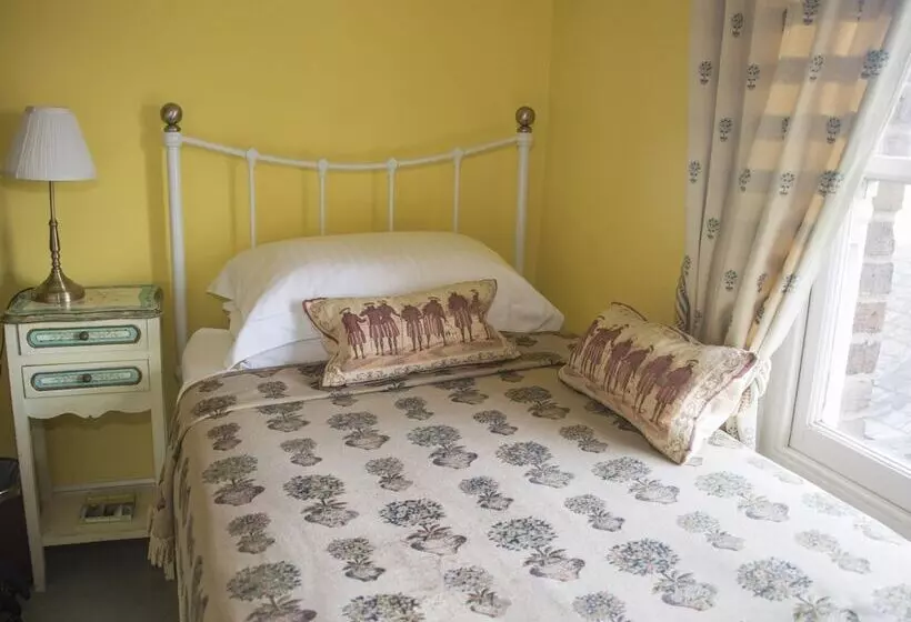 اتاق استاندارد یک نفره, Albert & Victoria Guest House