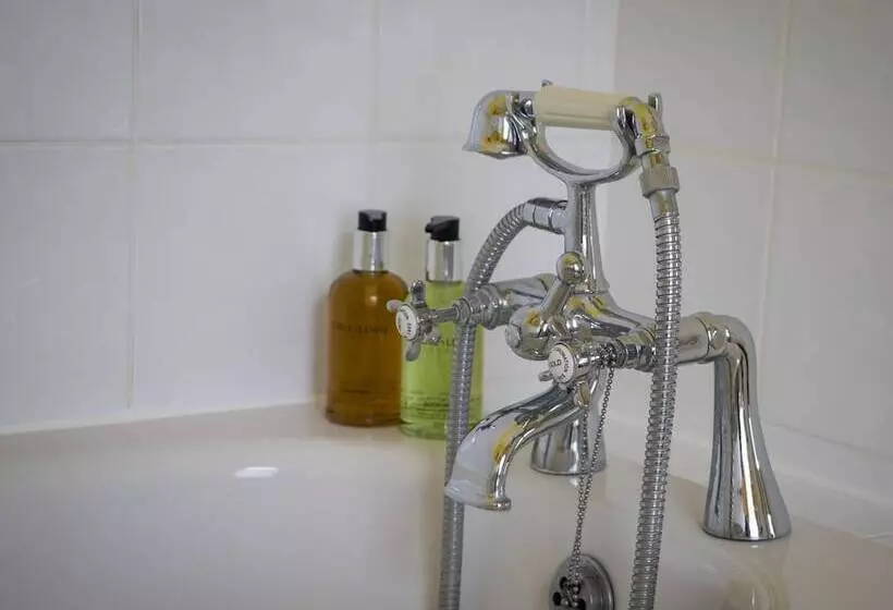 اتاق استاندارد یک نفره, Albert & Victoria Guest House