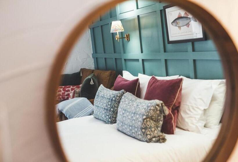 اتاق لوکس سه تخته, Bayards Cove Inn