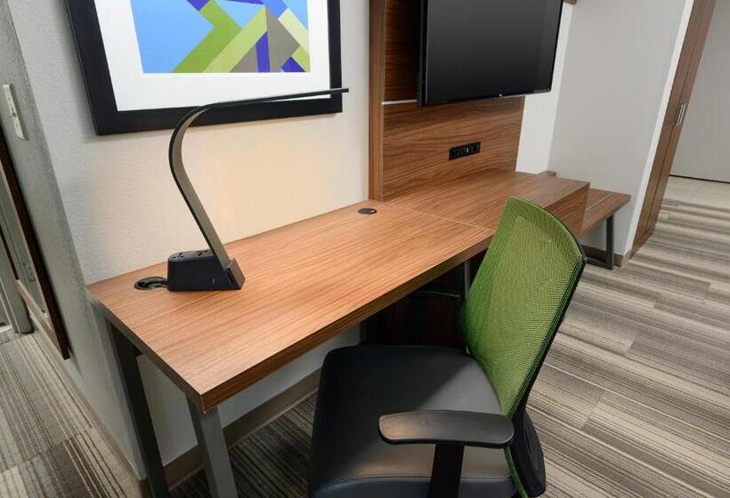 이그제큐티브 룸 킹사이즈 침대, Holiday Inn Express Tullahoma, An Ihg