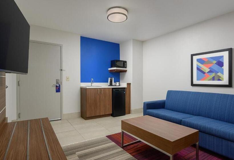 带大床的行政房间, Holiday Inn Express   Tullahoma, An Ihg