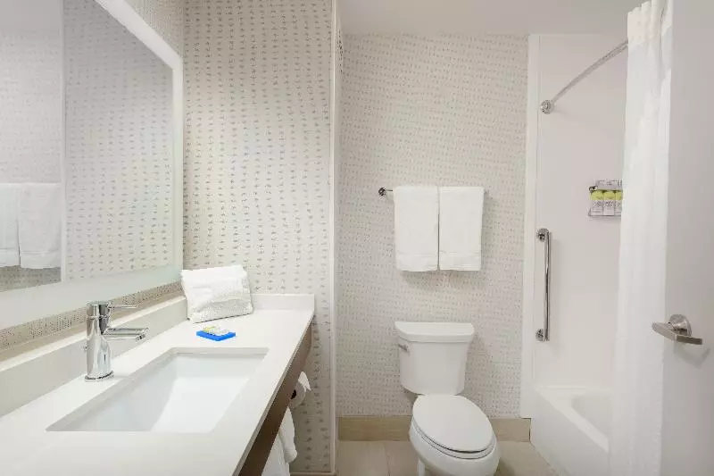 身障者適用スイートルーム, Holiday Inn Express   Tullahoma, An Ihg