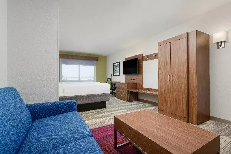 キングサイズベッドのスイートルーム, Holiday Inn Express   Tullahoma, An Ihg