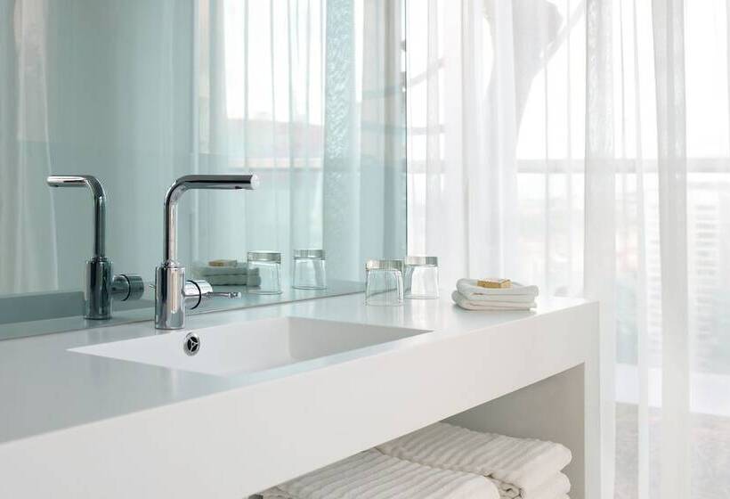 اتاق سوپریور با چشمانداز شهر, Renaissance Barcelona Fira