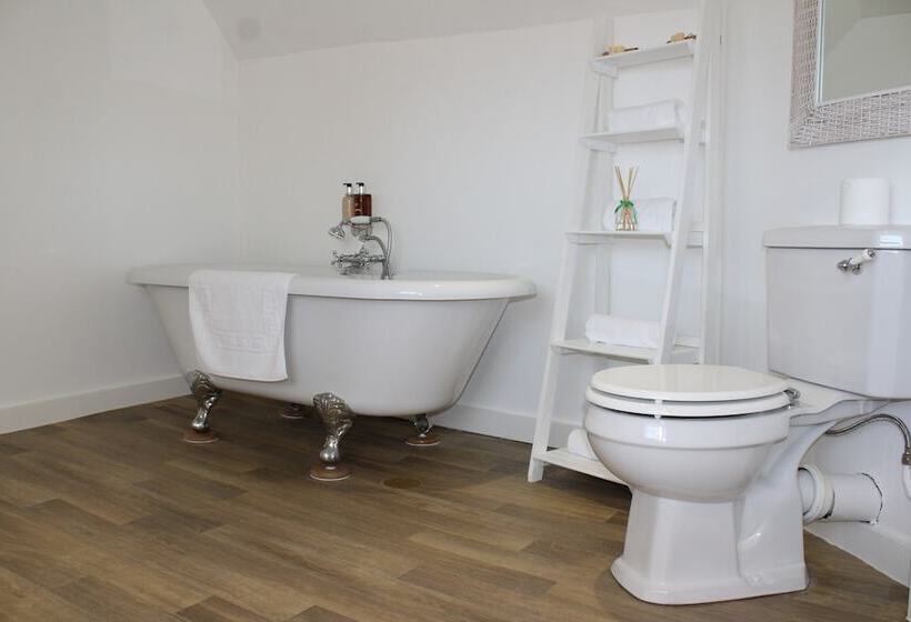 غرفة سوبيريور رباعية, The Ship Inn