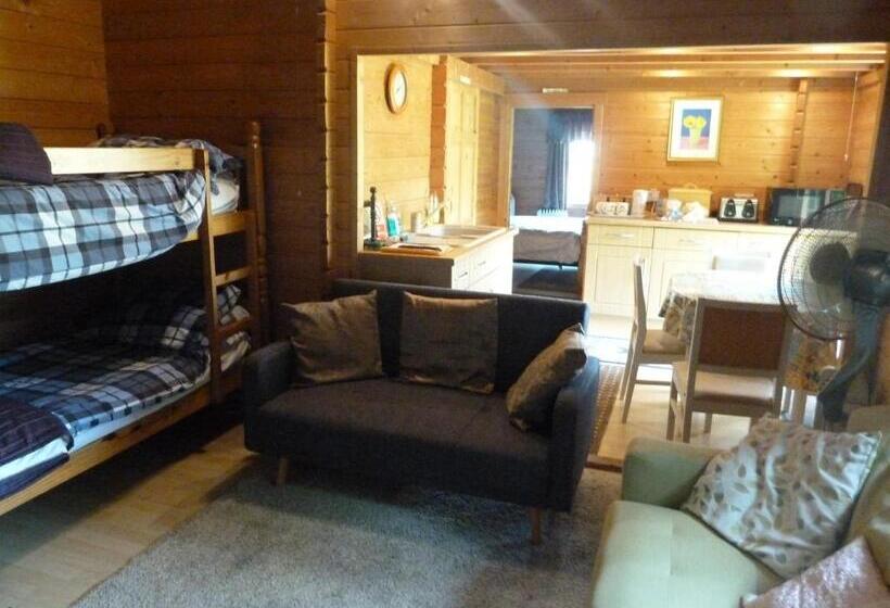 小室, Hillside Self Catering