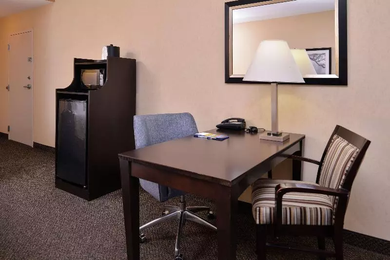 キングサイズベッドのスタンダードルーム, Hampton Inn & Suites Woodward