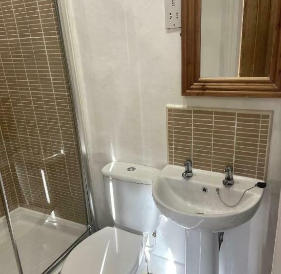 חדר דלוקס, The Greyhound