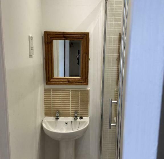 חדר סטנדרט, The Greyhound