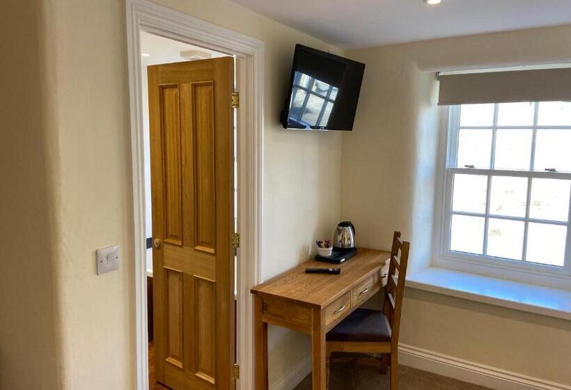 חדר סטנדרט, The Greyhound