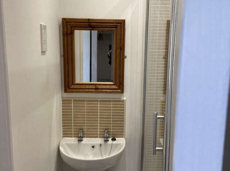 חדר סטנדרט, The Greyhound