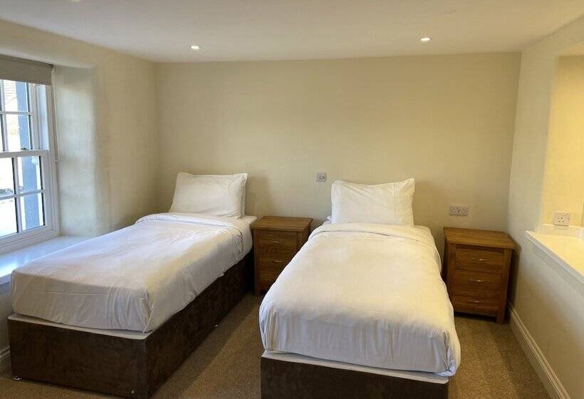 חדר סטנדרט, The Greyhound