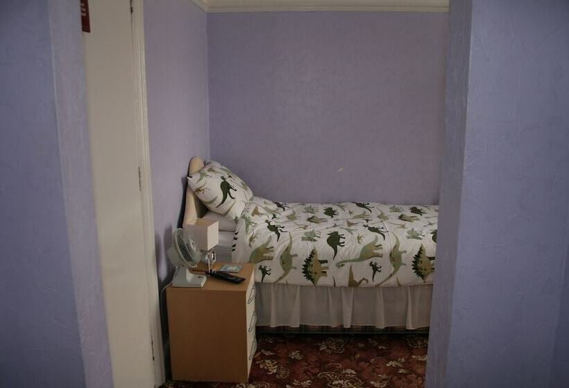 패밀리 룸, The Ryecroft