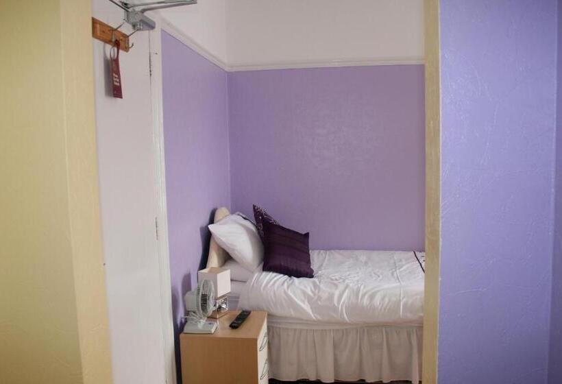 패밀리 룸, The Ryecroft