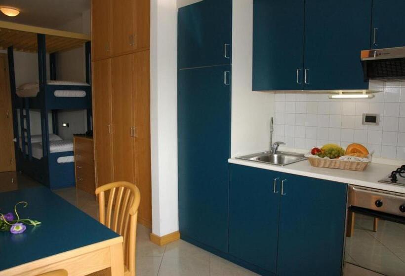 إستديو قياسى مطل على حمام السباحة, Aparthotel Albatros