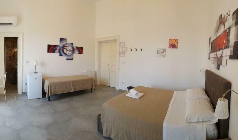 חדר סטנדרט לשלושה עם מרפסת, B&b Maricentro