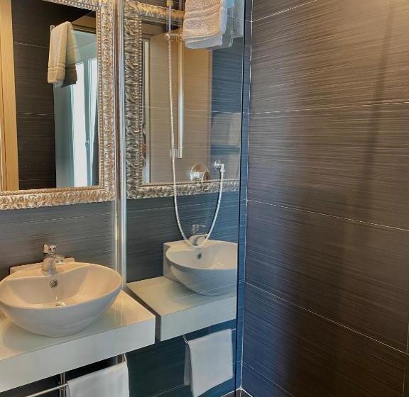 舒适三人间, Aiglon