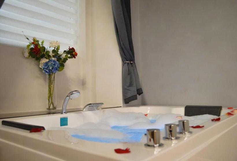 Deluxe Suite King Bed, Casa Bella Boutique