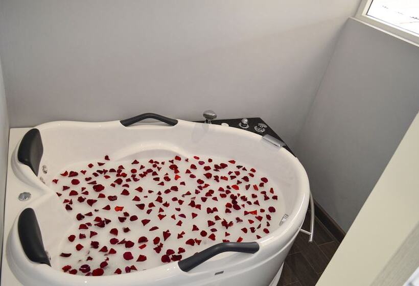 سوییت لوکس, Casa Bella Boutique