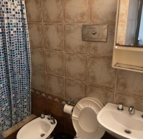 اتاق ساده سه‌ نفره, Derby Home