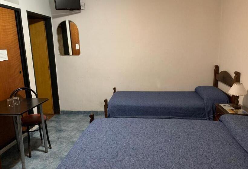 اتاق ساده سه نفره, Derby Home