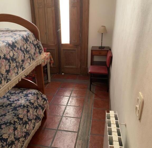 اتاق خانوادگی, Derby Home