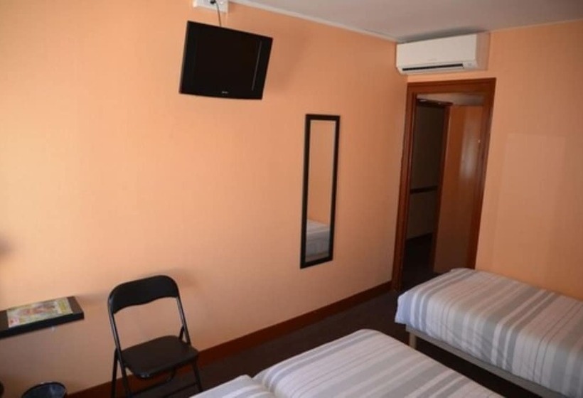 Номер Стандарт Трехместный, Le Cheval Noir Hôtel Paris Pantin