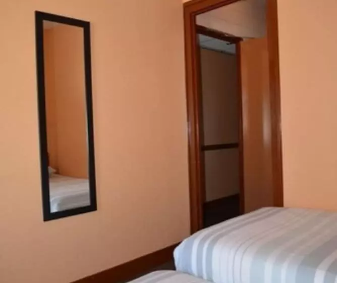 اتاق استاندارد سه نفره, Le Cheval Noir Hôtel Paris Pantin