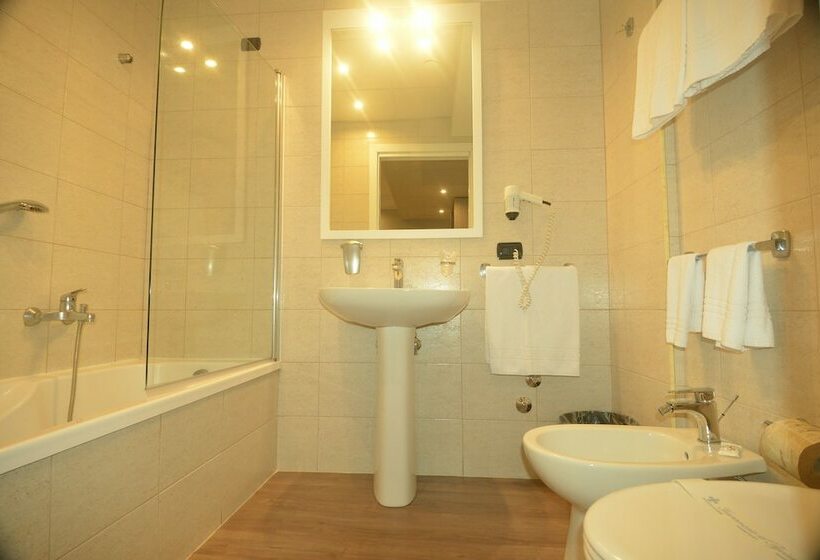 اتاق استاندارد سه نفره, Tiempo