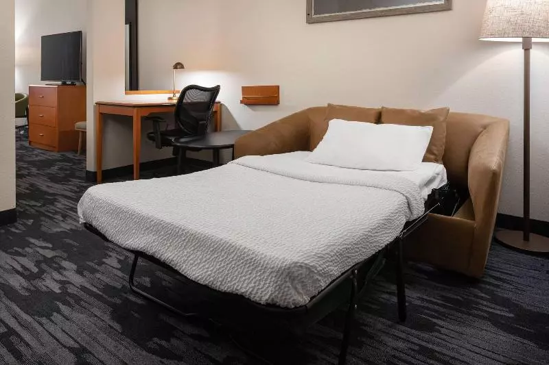 キングサイズベッドのスイートルーム, Fairfield Inn & Suites By Marriott Visalia Tulare
