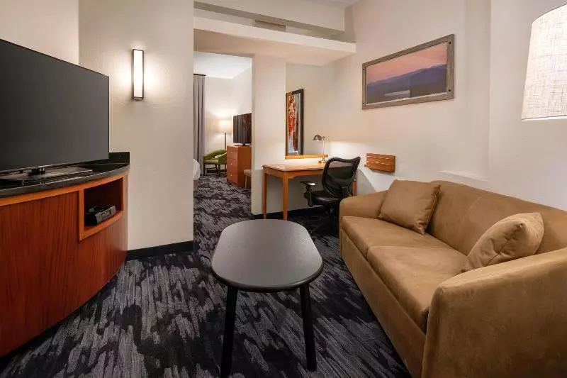 キングサイズベッドのスイートルーム, Fairfield Inn & Suites By Marriott Visalia Tulare